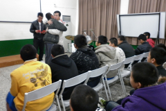 4C46CB58-50FF-405B-BA5E-D9BE174AF1CB_1月28日期末理事長勉理學生並發給紅包